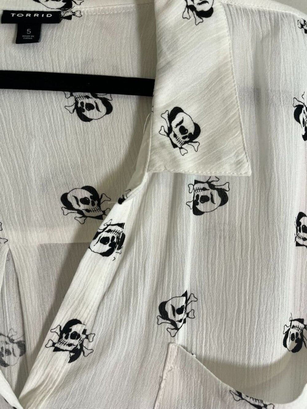 Torrid Crinkle Shirt Skull White 5X Goth Emo Grunge Punk Neutral Summer Sheer - Picture 7 of 10